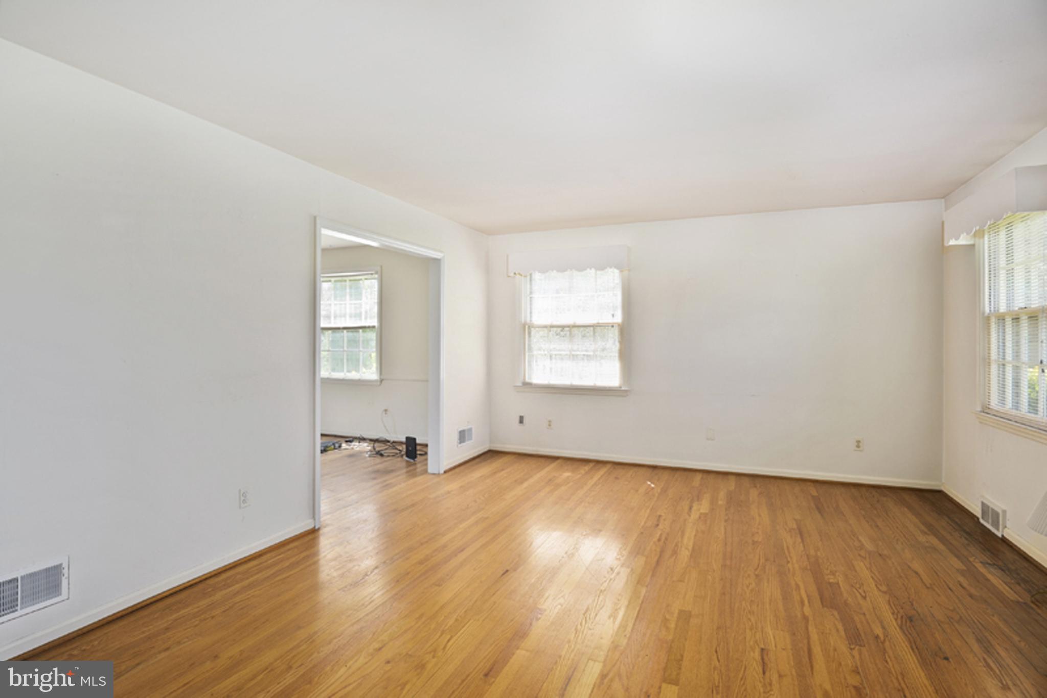 41 Ferncliff Road Newark, DE 19711 - Photo 3 of 22 Bright, Cheerful Living Room