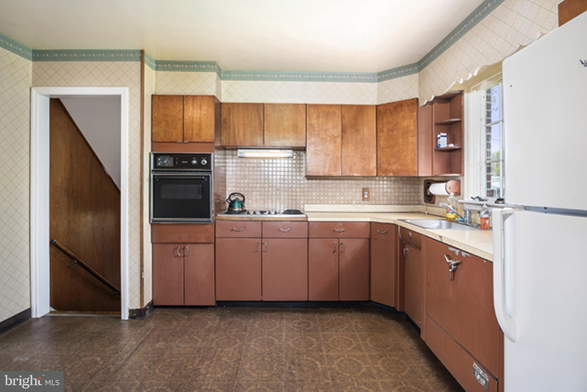 41 Ferncliff Road Newark, DE 19711 - Photo 7 of 22 Kitchen, Steps to Lower Levels & Garage