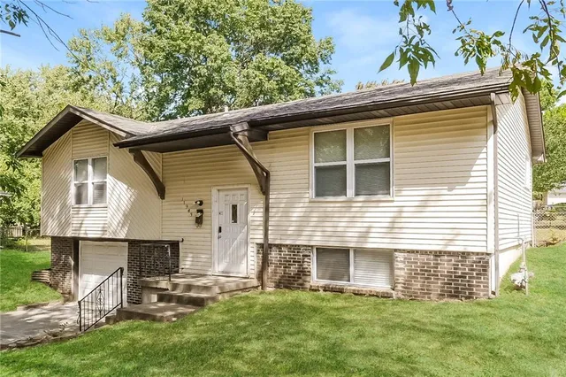 $1,540 | 11943 Sycamore Avenue, Grandview, MO 64030