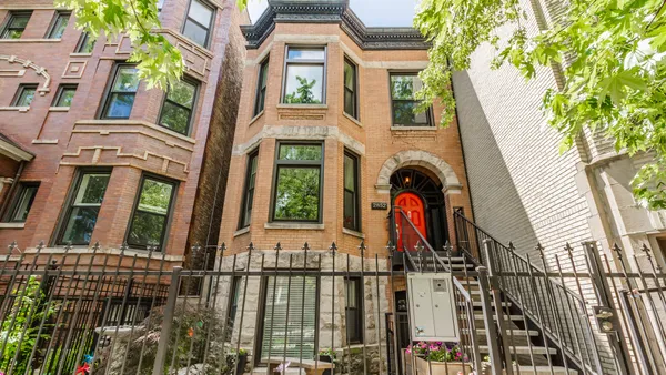 $1,950 | 2852 North Albany Avenue, Unit 1, Chicago, IL 60618