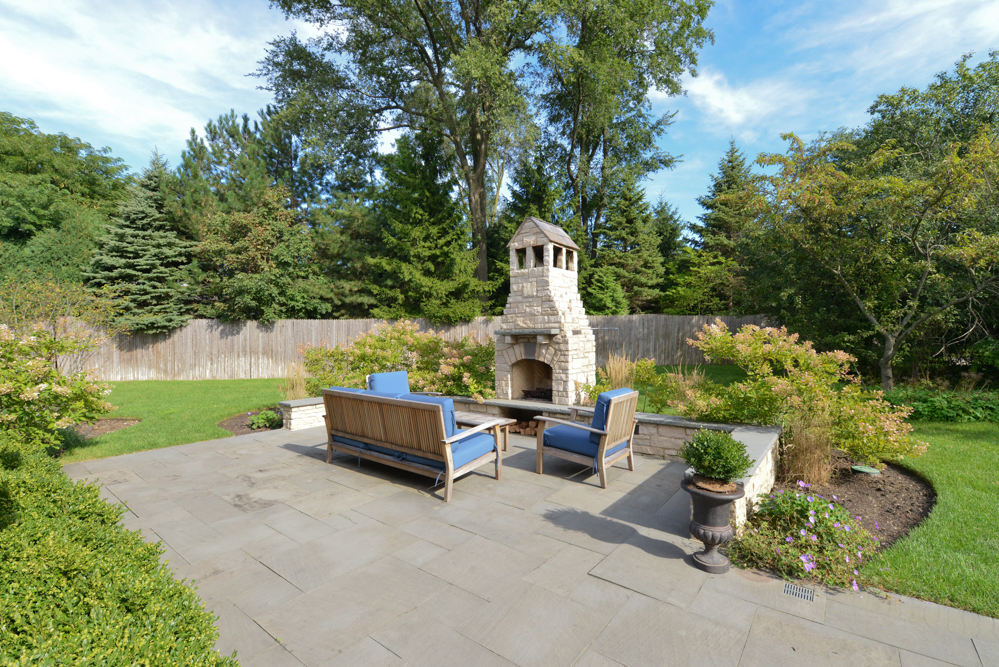 845 Walden Lane Lake Forest, IL 60045 - Photo 3 of 10 an outdoor sitting area with couch and garden