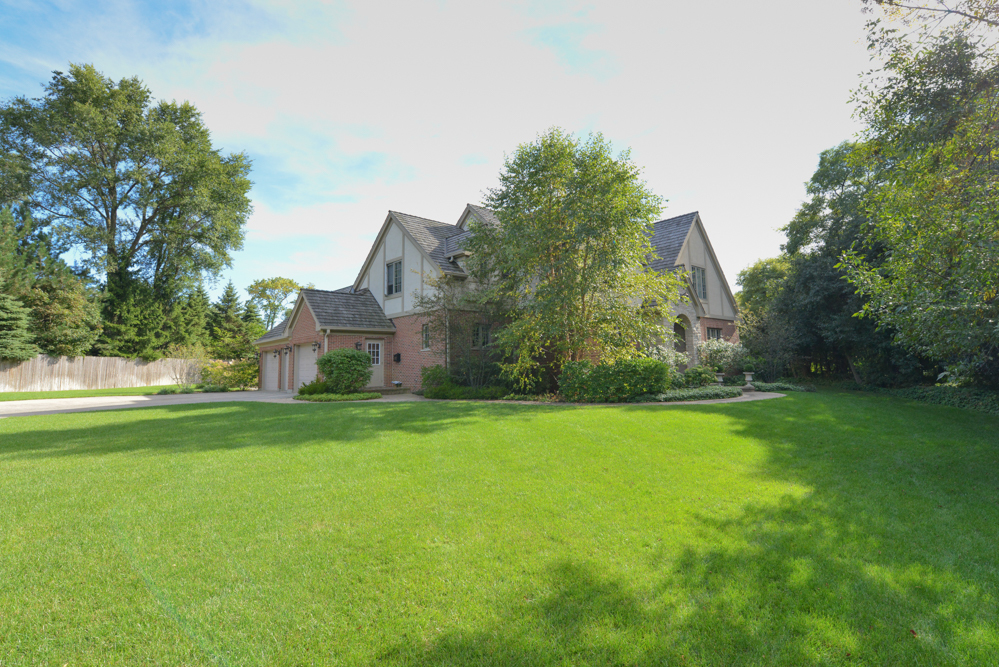 845 Walden Lane Lake Forest, IL 60045 - Photo 7 of 10 a view of a big yard with plants and large trees