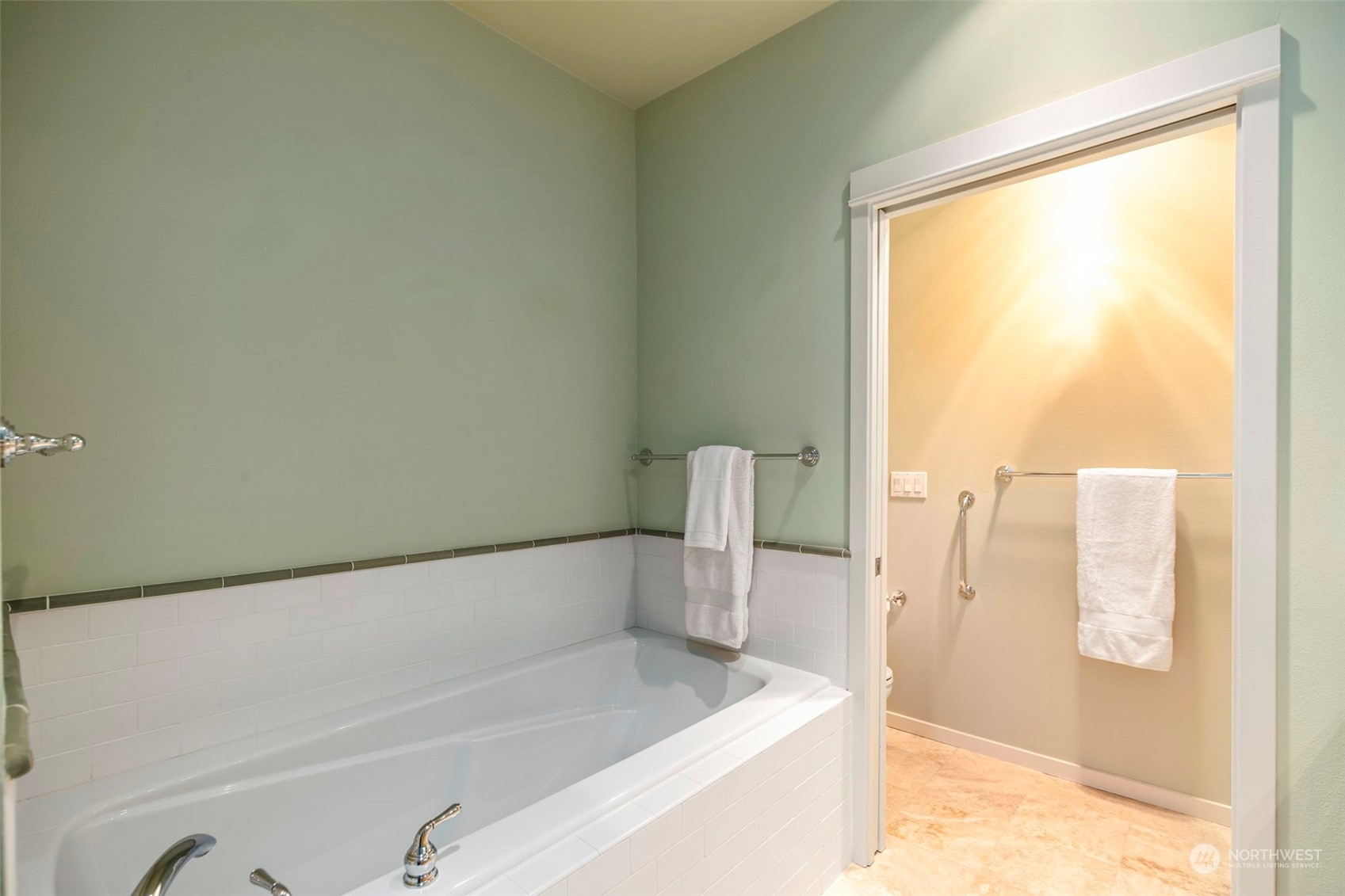 1900 Alaskan Way, Unit 516 Seattle, WA 98101 - Photo 19 of 40 a bath tub sitting next to a window