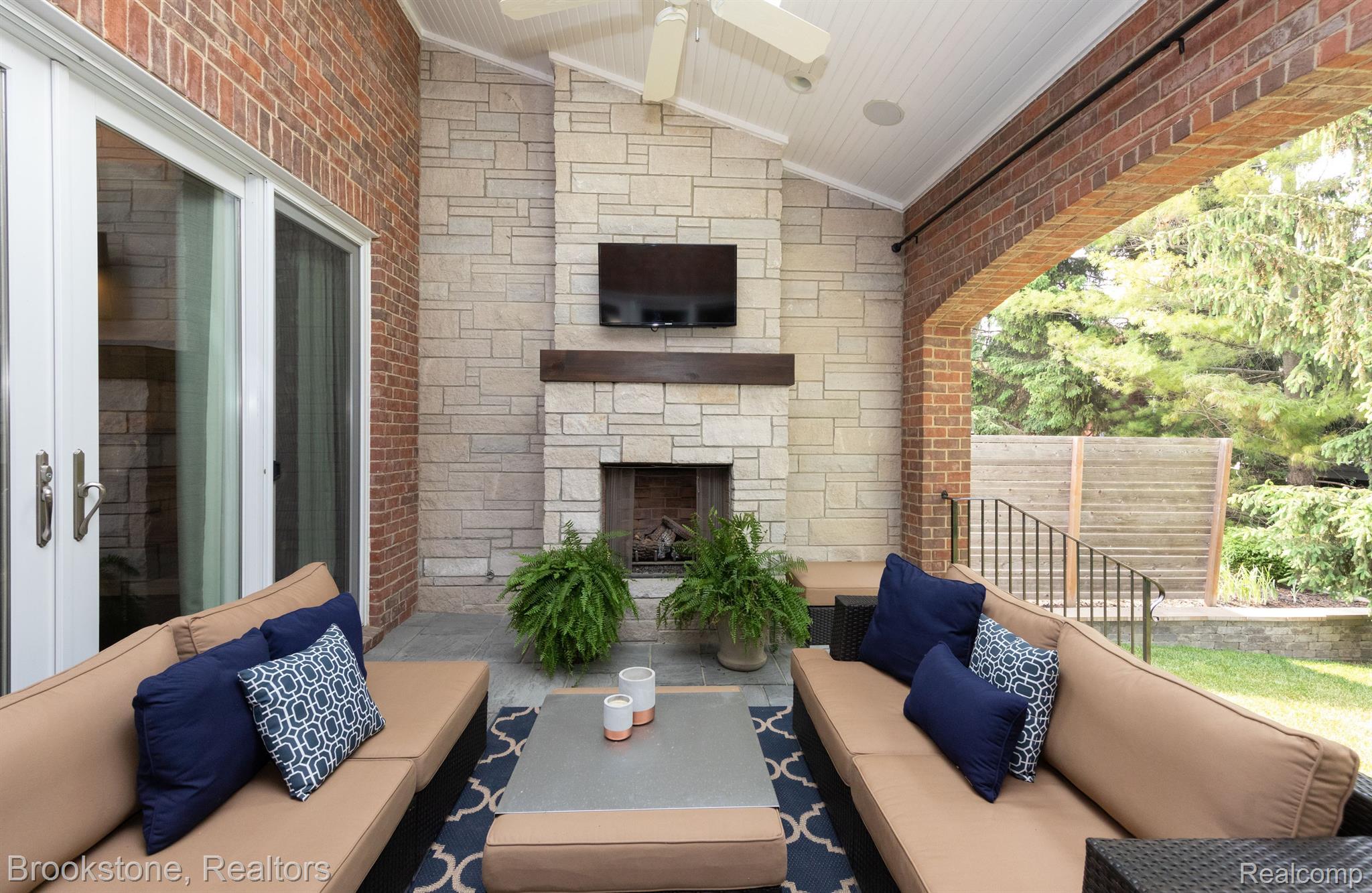830 Cumberland Ridge Court Rochester, MI 48307 - Photo 4 of 39 A spectacular outdoor living space