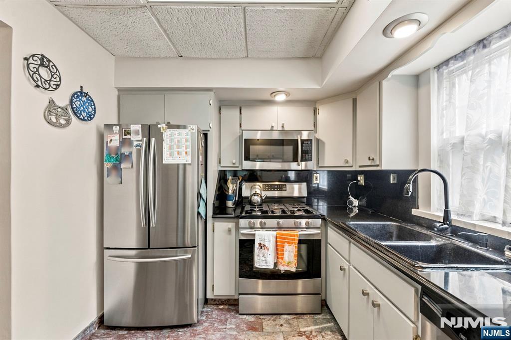 495 Edgewood Place Rutherford, NJ 07070 - Photo 10 of 30 Gallery Image 10