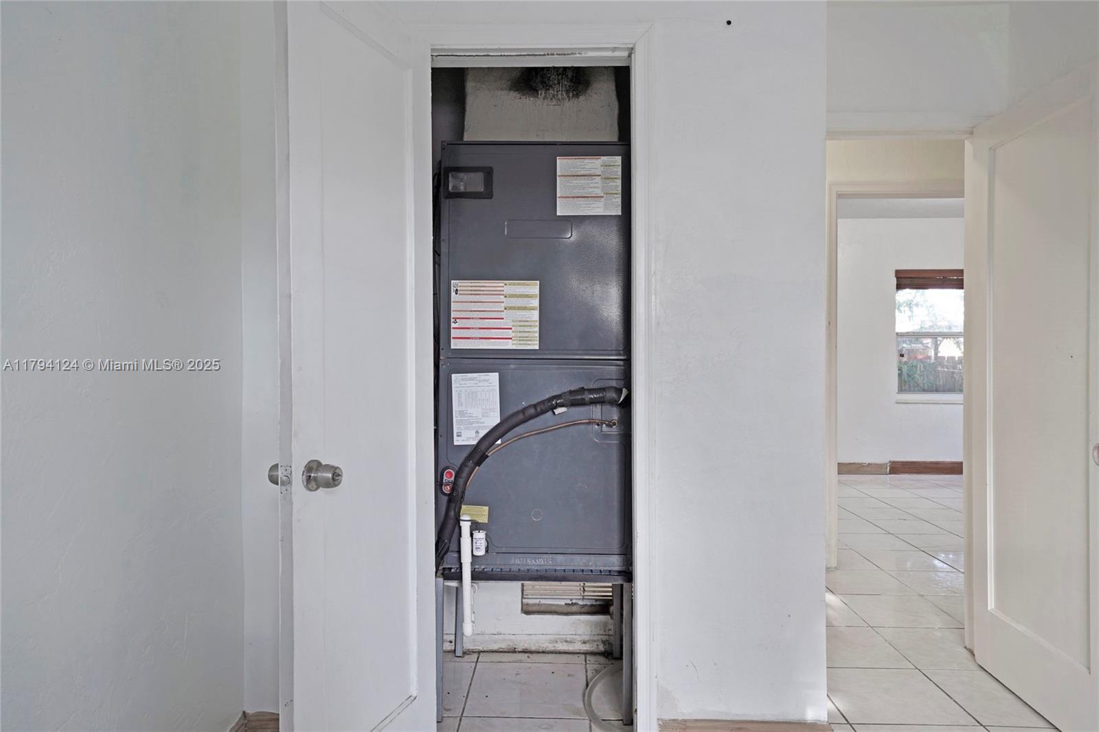 4241 West 1st Avenue Hialeah, FL 33012 - Photo 23 of 33 a bathroom with a bathtub