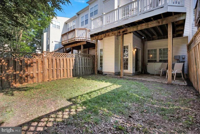 a view of a house with backyard and porch