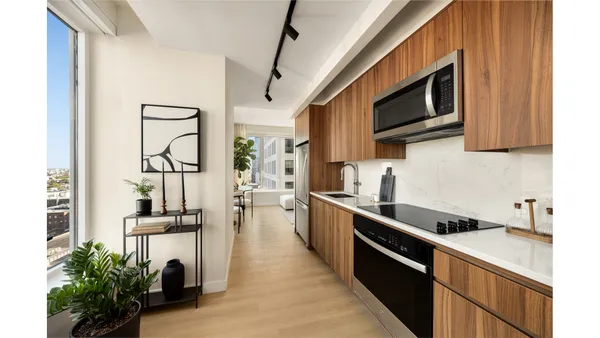 $4,195 | 18 India Street, Unit 1805S | Greenpoint