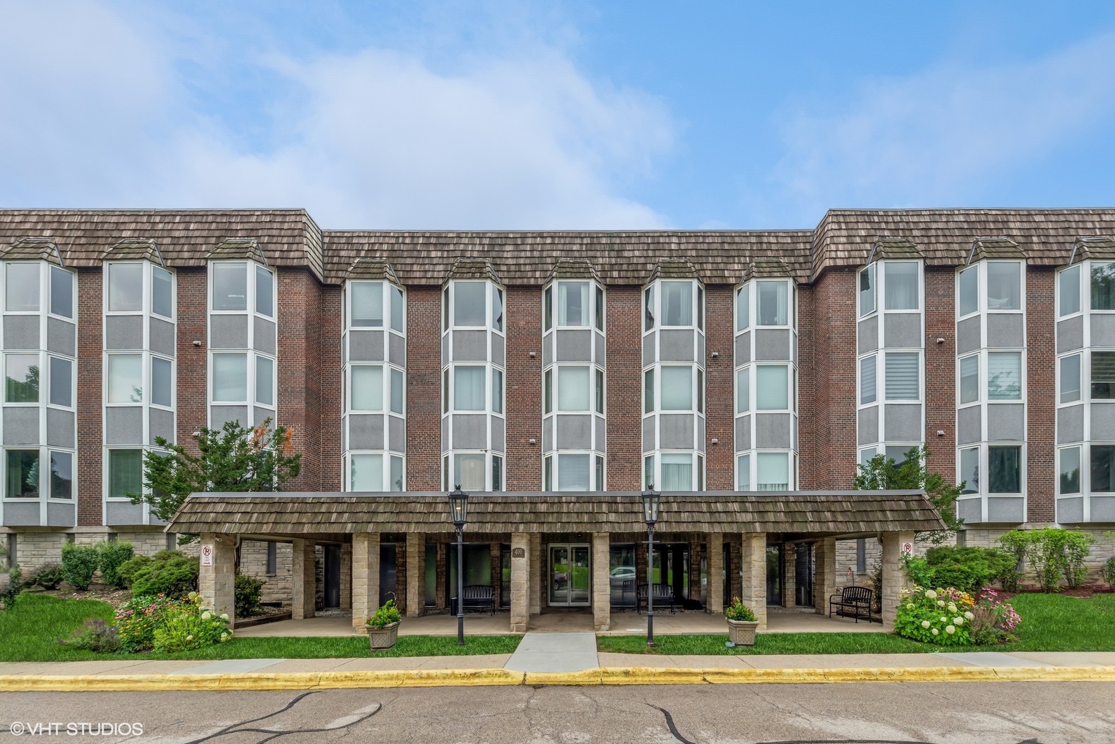 400 Thames Parkway, Unit 1L Park Ridge, IL 60068 - Photo 1 of 14 a view of a building with a garden