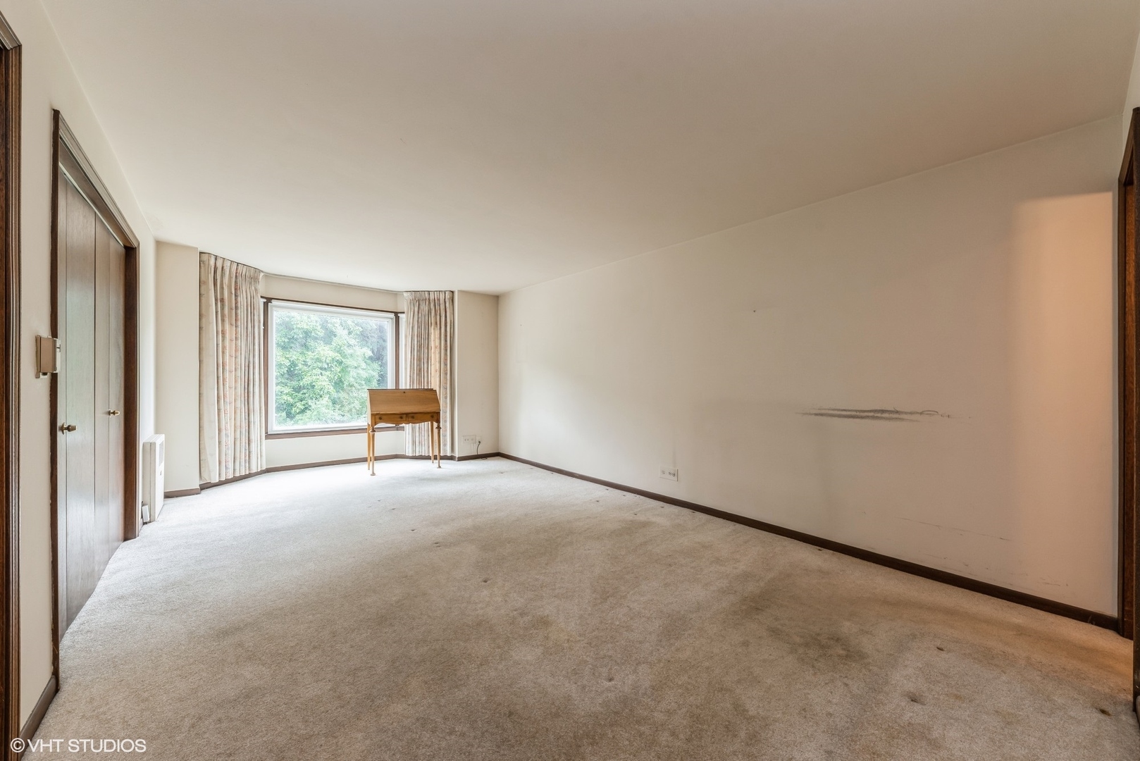400 Thames Parkway, Unit 1L Park Ridge, IL 60068 - Photo 7 of 14 a view of an empty room with a window