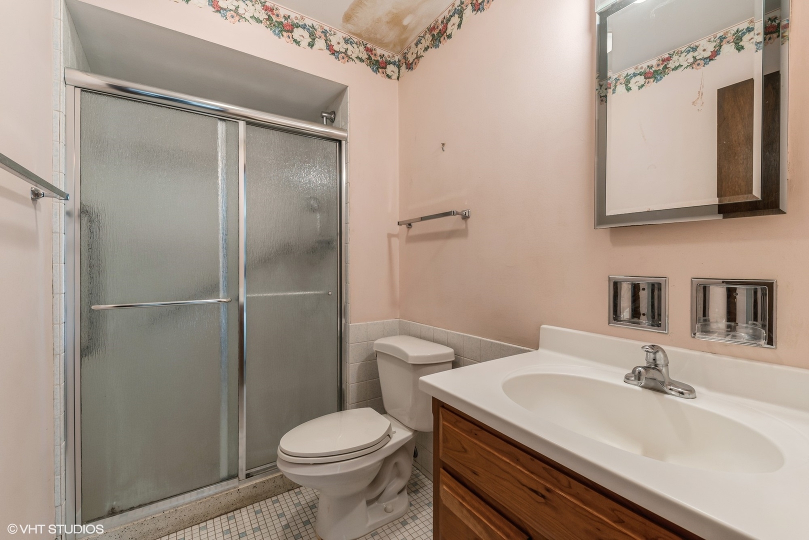 400 Thames Parkway, Unit 1L Park Ridge, IL 60068 - Photo 9 of 14 a bathroom with a sink toilet and shower