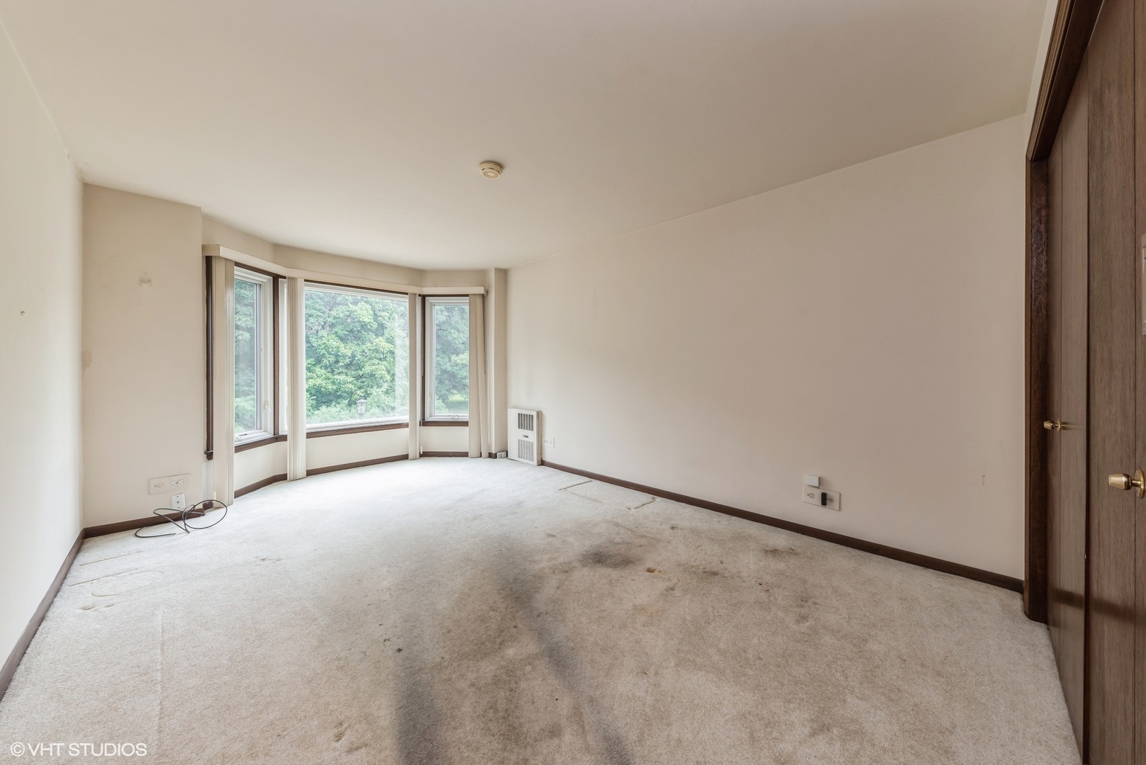 400 Thames Parkway, Unit 1L Park Ridge, IL 60068 - Photo 10 of 14 a view of an empty room with a window