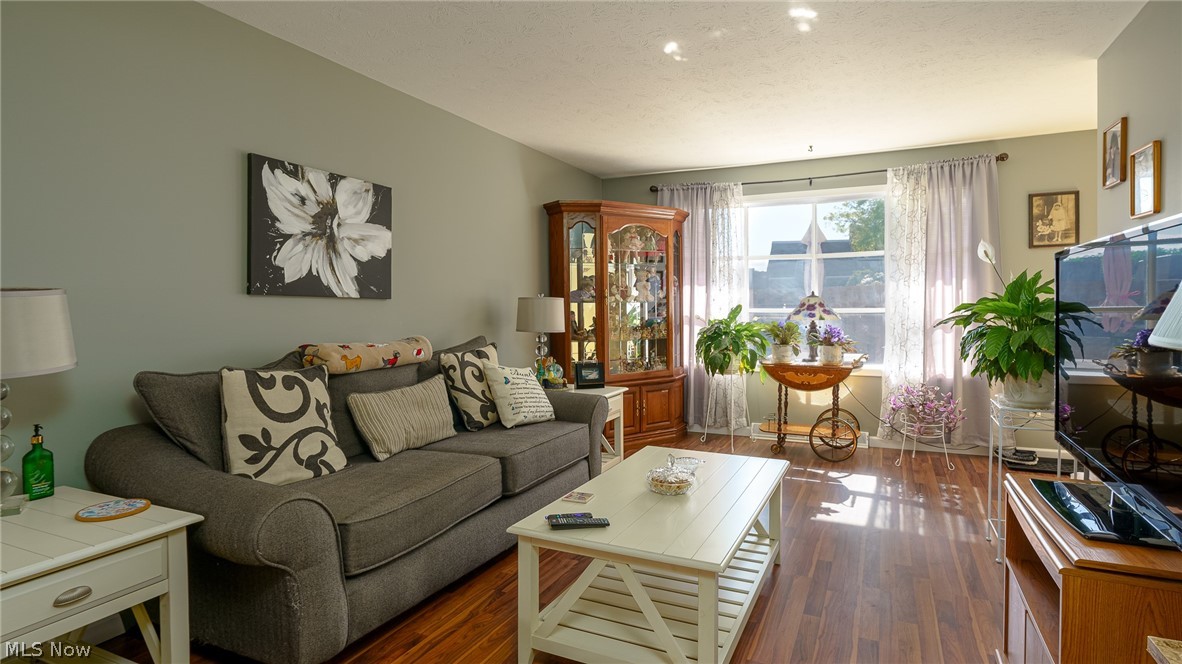 6472 State Road, Unit J2 Parma, OH 44134 - Photo 6 of 34 Living Room