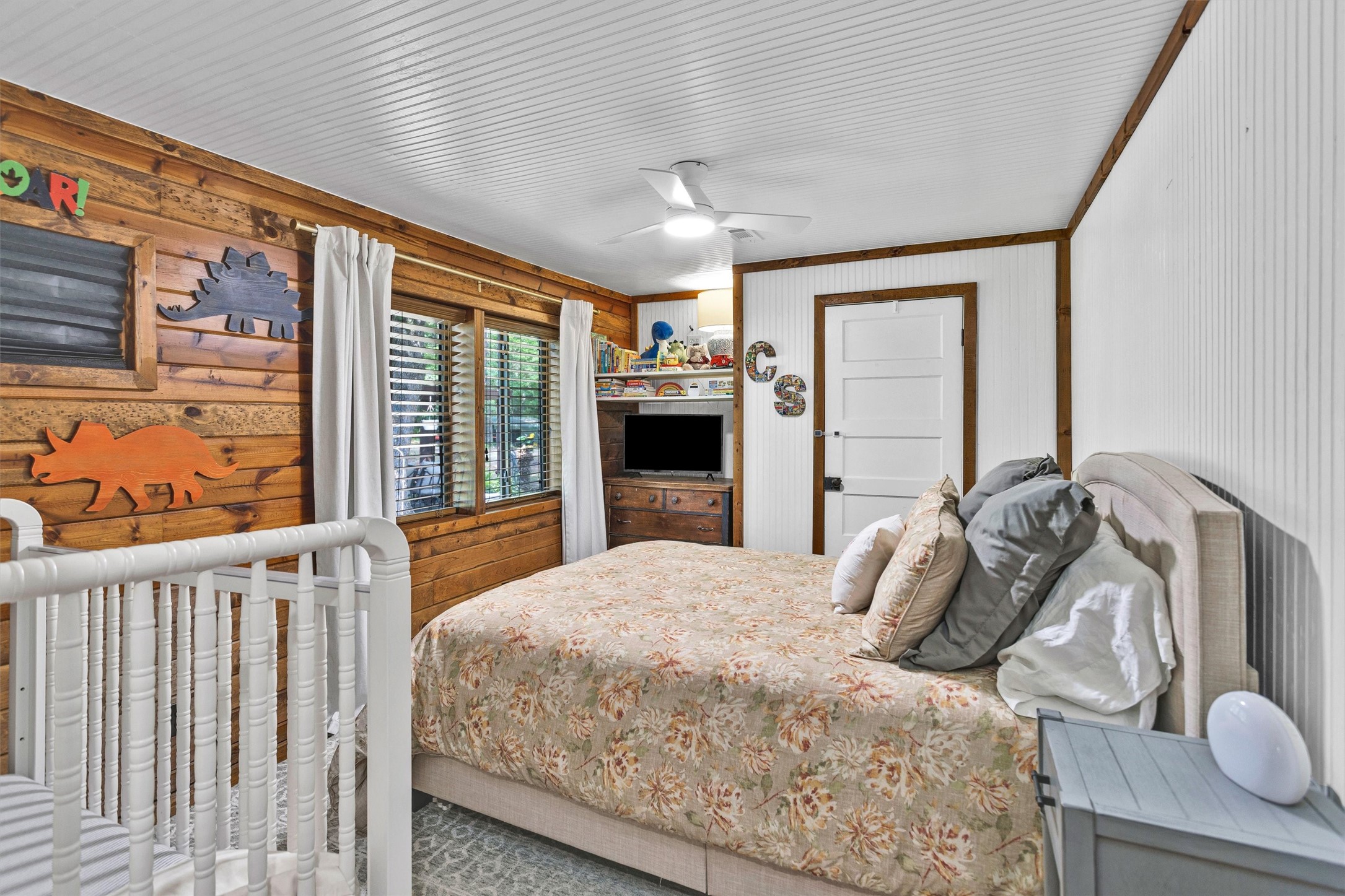 1356 Pegoda Ranch Road Groveton, TX 75845 - Photo 29 of 44 a bedroom with a large bed and a window