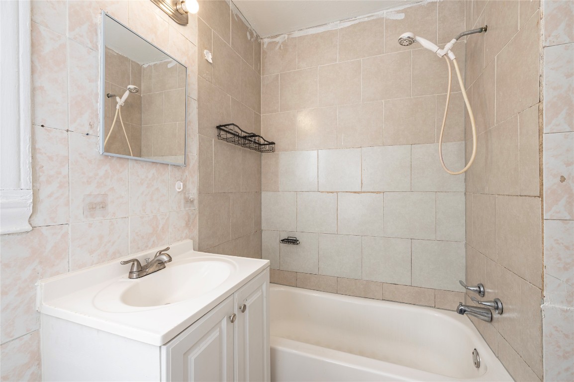 715 Center Street Pasadena, TX 77506 - Photo 19 of 33 a bathroom with a sink mirror and a bathtub