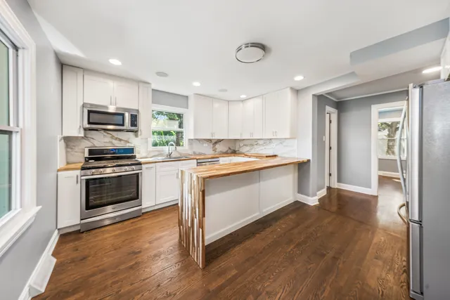 $364,900 | 9725 Normandy Avenue, Oak Lawn, IL 60453