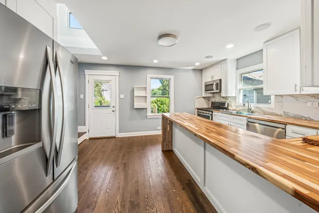 $364,900 | 9725 Normandy Avenue, Oak Lawn, IL 60453