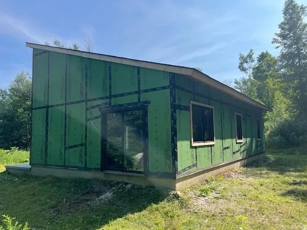 a view of a house with backyard and garden