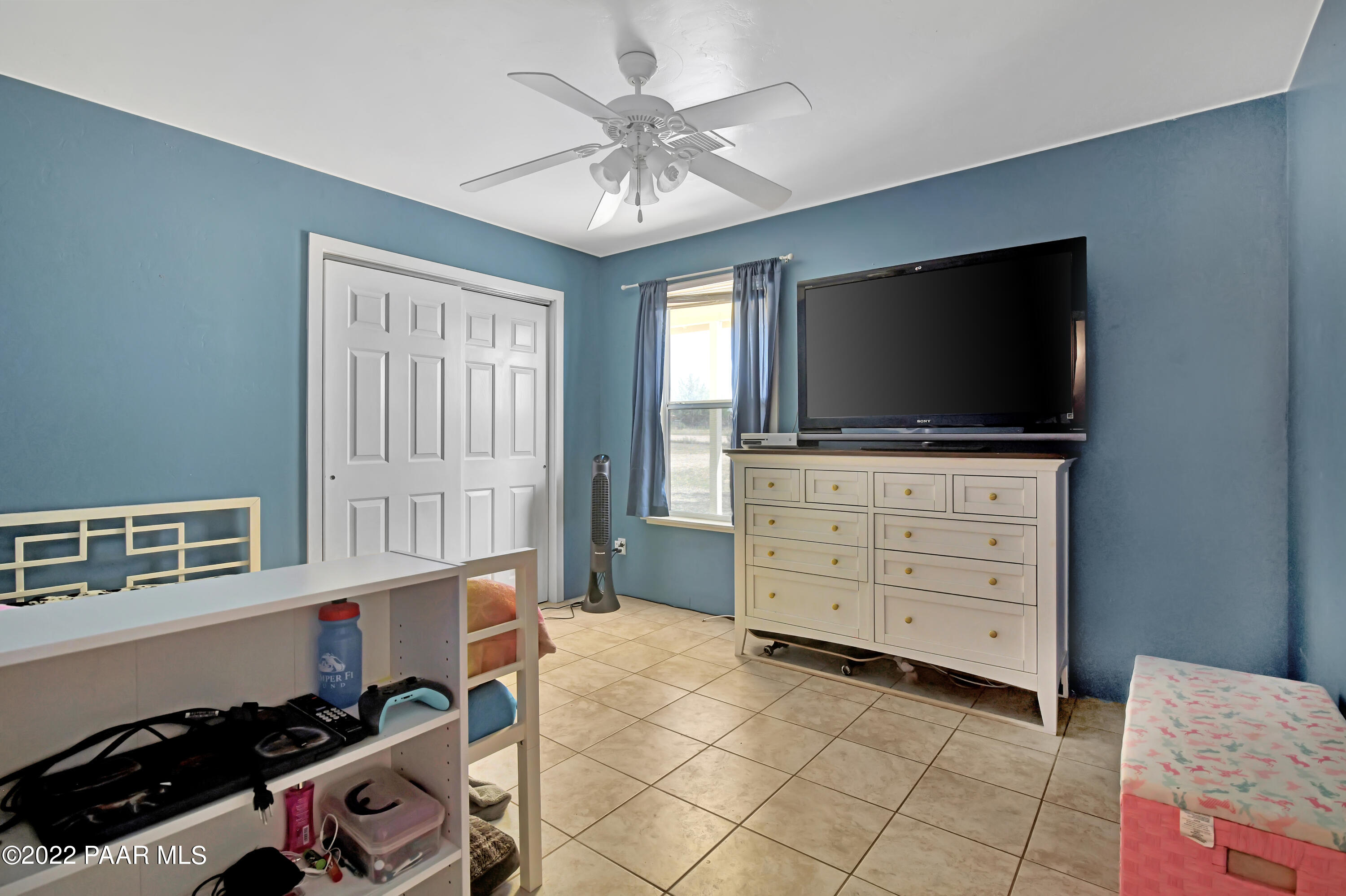 25820 Poppy Road Paulden, AZ 86334 - Photo 14 of 28 a room with furniture and flat screen tv