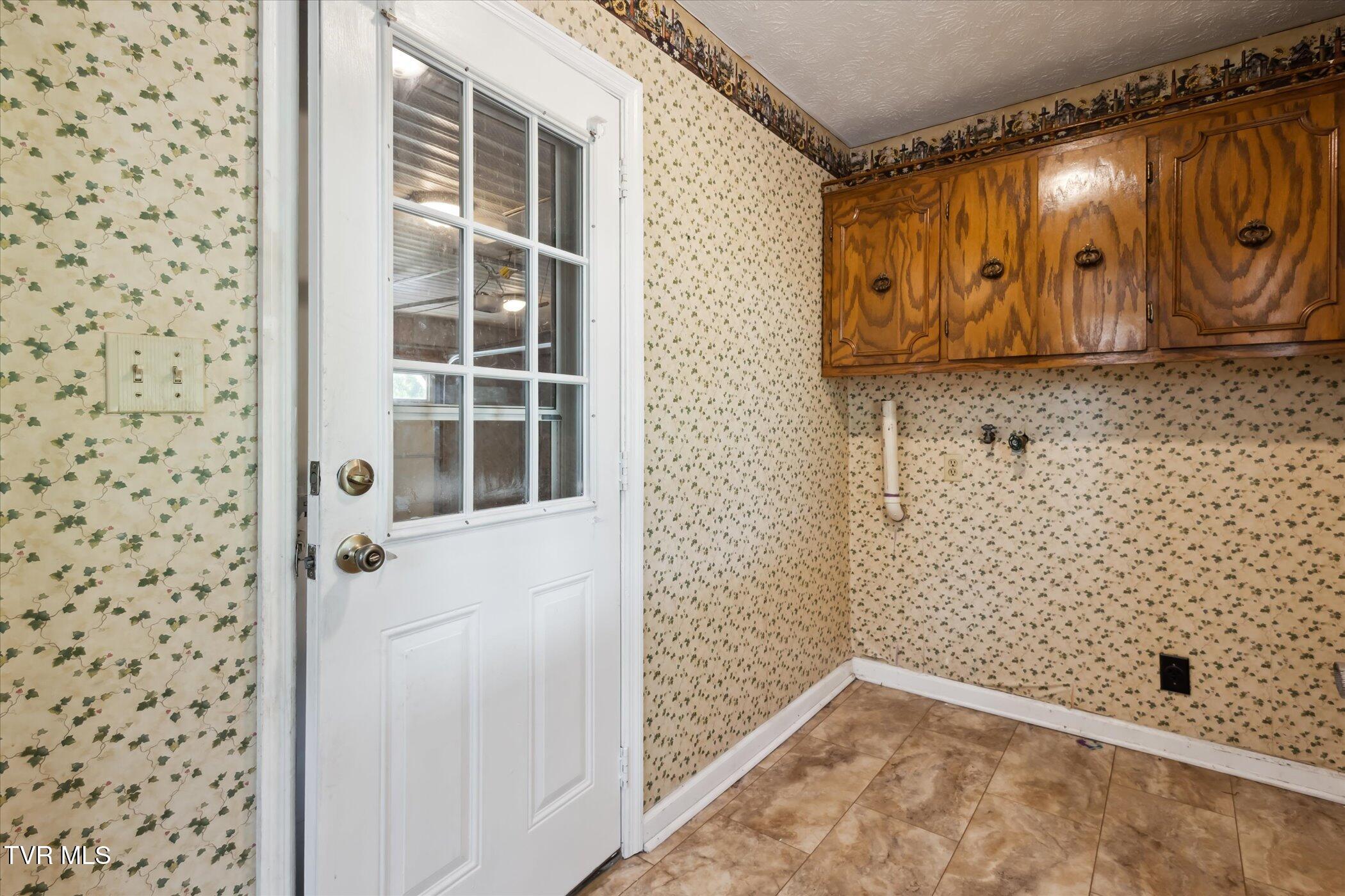 233 Lucy Road Kingsport, TN 37660 - Photo 28 of 40 29-233-Lucy-Rd-Kingsport-TN-37660-Window