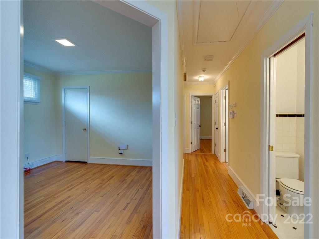 1007 Andover Road, Unit A3 Charlotte, NC 28211 - Photo 19 of 38 a view of a bathroom with a tub