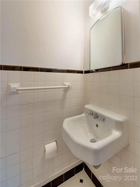 1007 Andover Road, Unit A3 Charlotte, NC 28211 - Photo 23 of 38 a bathroom with a sink and mirror