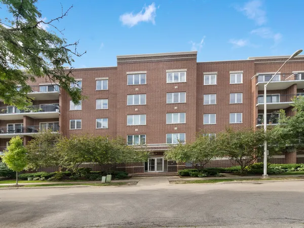 $325,000 | 1675 Mill Street, Unit 506, Des Plaines, IL 60016
