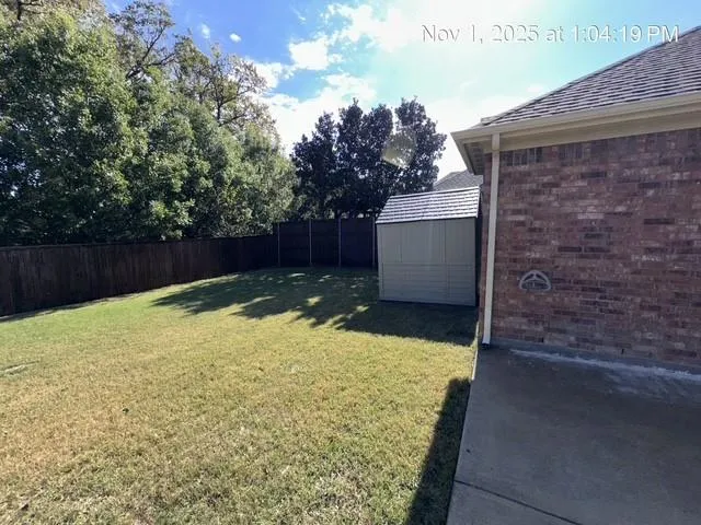 a view of a backyard
