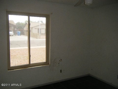 4434 East Wayland Road Phoenix, AZ 85040 - Photo 11 of 16 Living Room