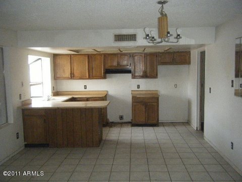 4434 East Wayland Road Phoenix, AZ 85040 - Photo 4 of 16 Kitchen