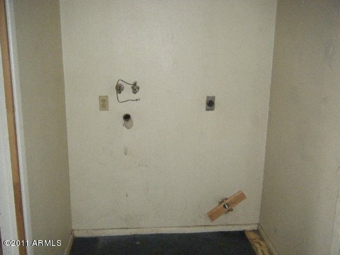 4434 East Wayland Road Phoenix, AZ 85040 - Photo 6 of 16 Laundry Room