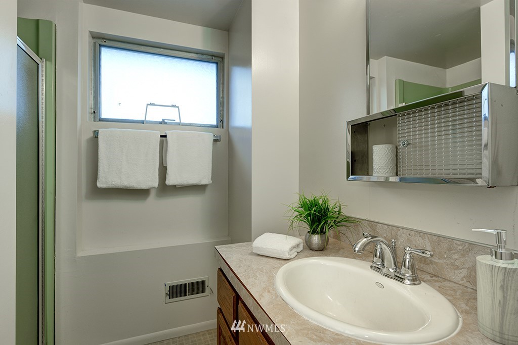 4474 Southwest Kenyon Place Seattle, WA 98136 - Photo 17 of 21 Gallery Image 17