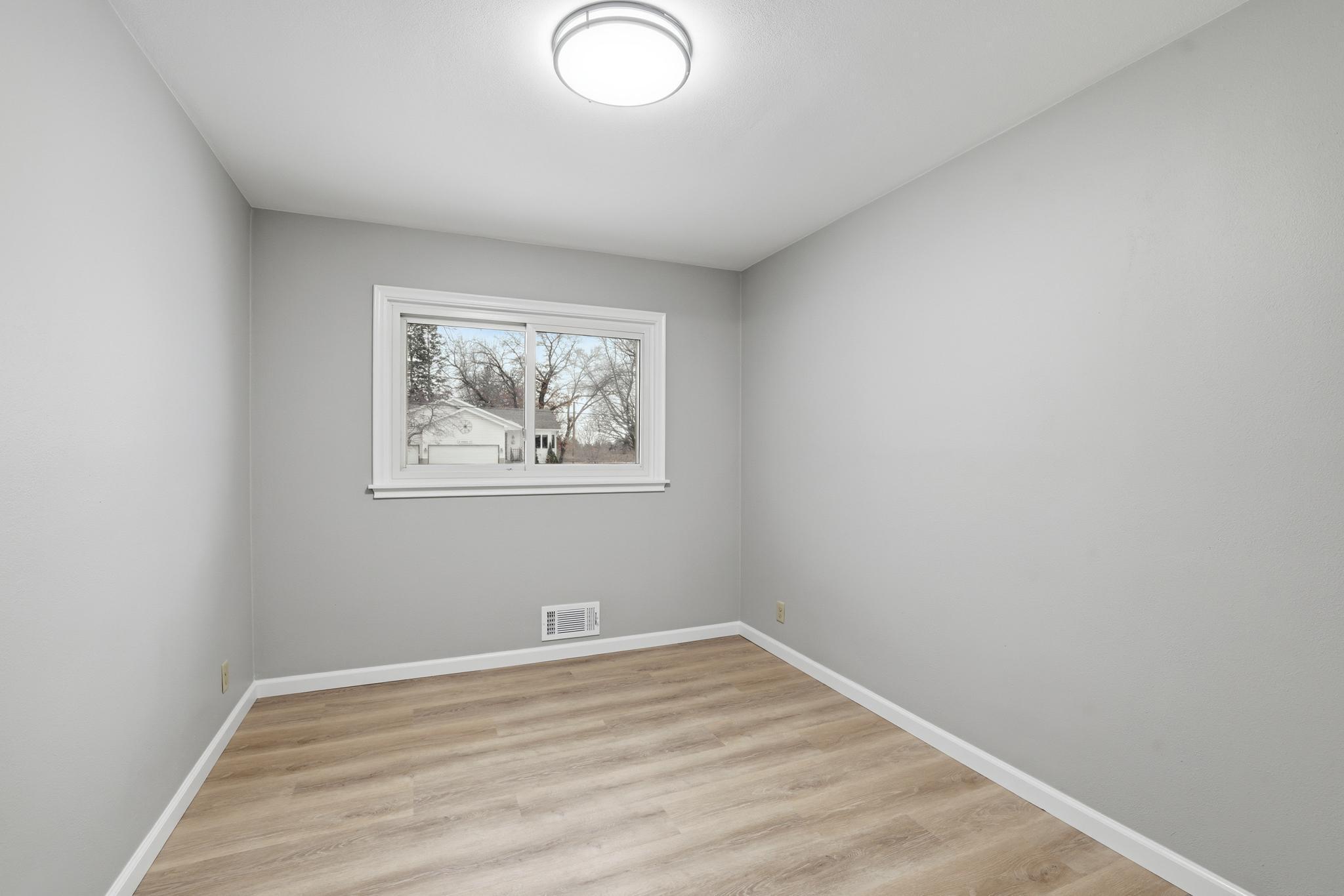 405 Minnesota Avenue Roseville, MN 55113 - Photo 12 of 26