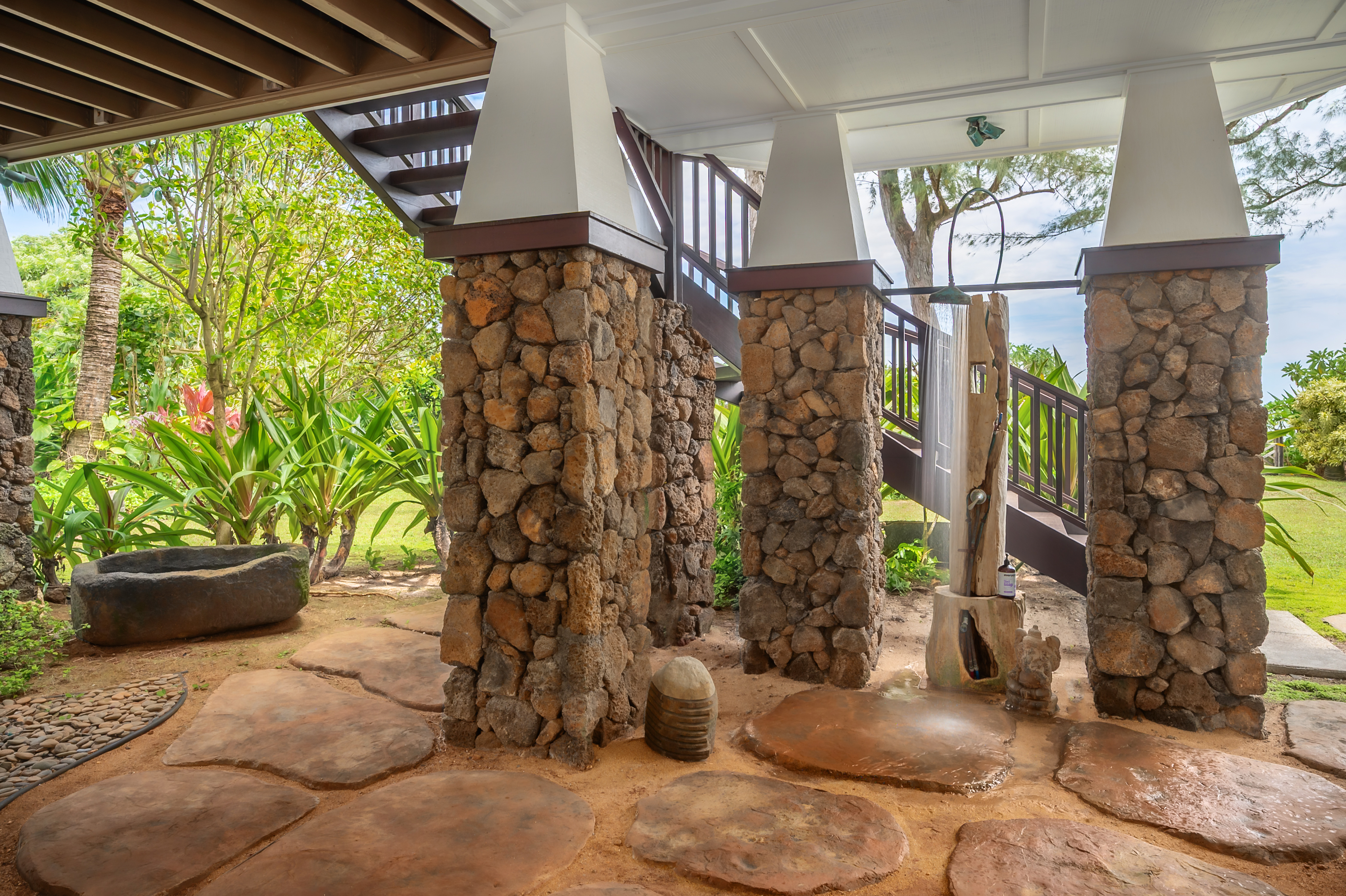 7336 Alealea Road Hanalei, HI 96714 - Photo 26 of 30 a view of entryway with outdoor area