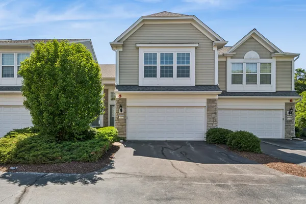 $2,600 | 337 Devoe Drive, Unit 337, Oswego, IL 60543