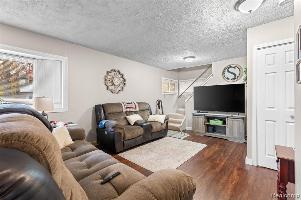34441 Phyllis Street Wayne, MI 48184 - Photo 7 of 32