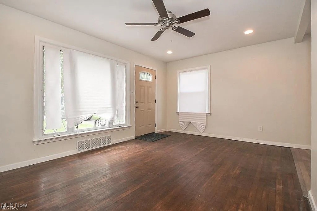 2337 Greenvale Road Cleveland, OH 44121 - Photo 7 of 18