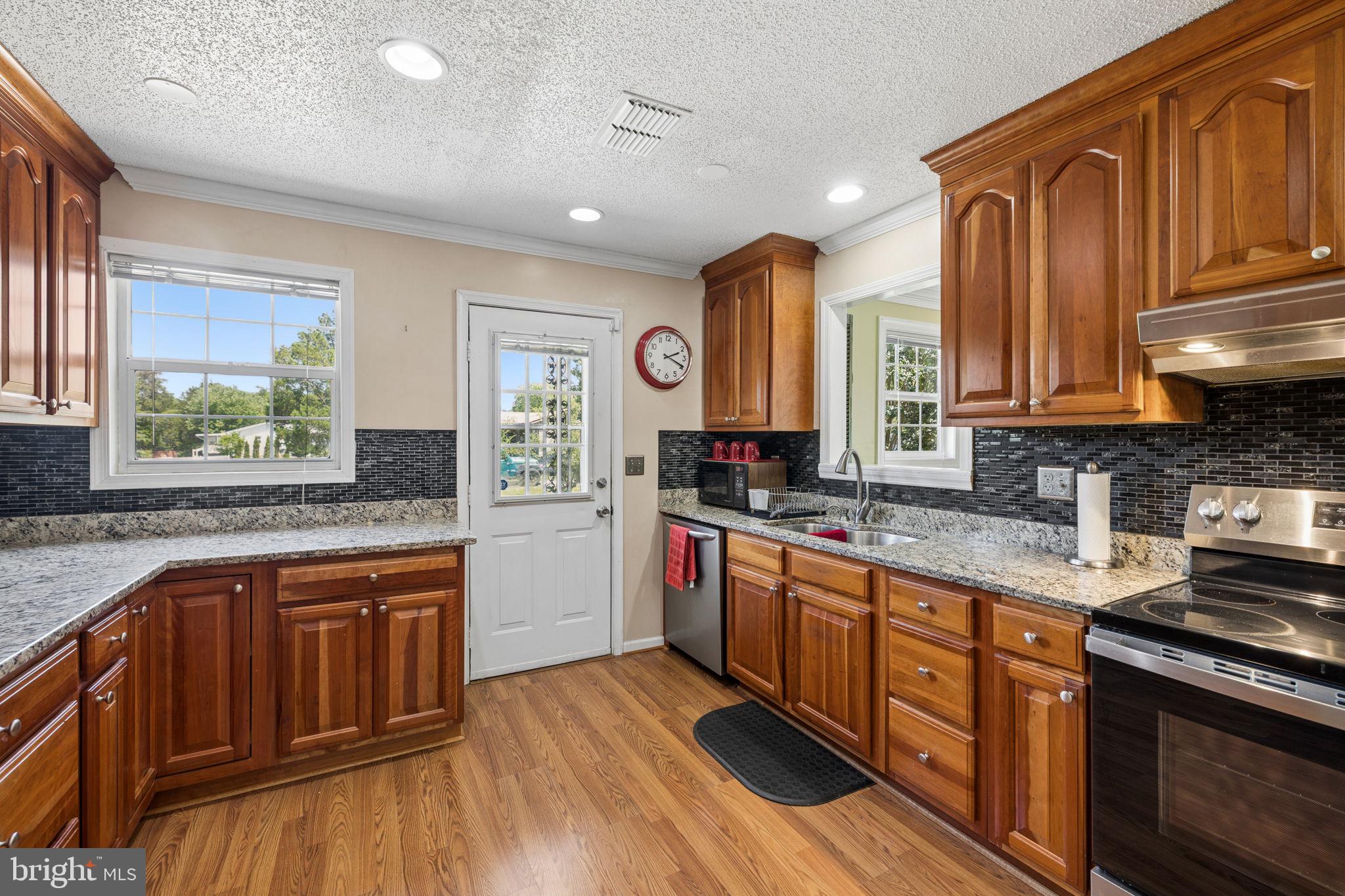 14917 Compton Road Centreville, VA 20121 - Photo 13 of 72 Eat In Kitchen