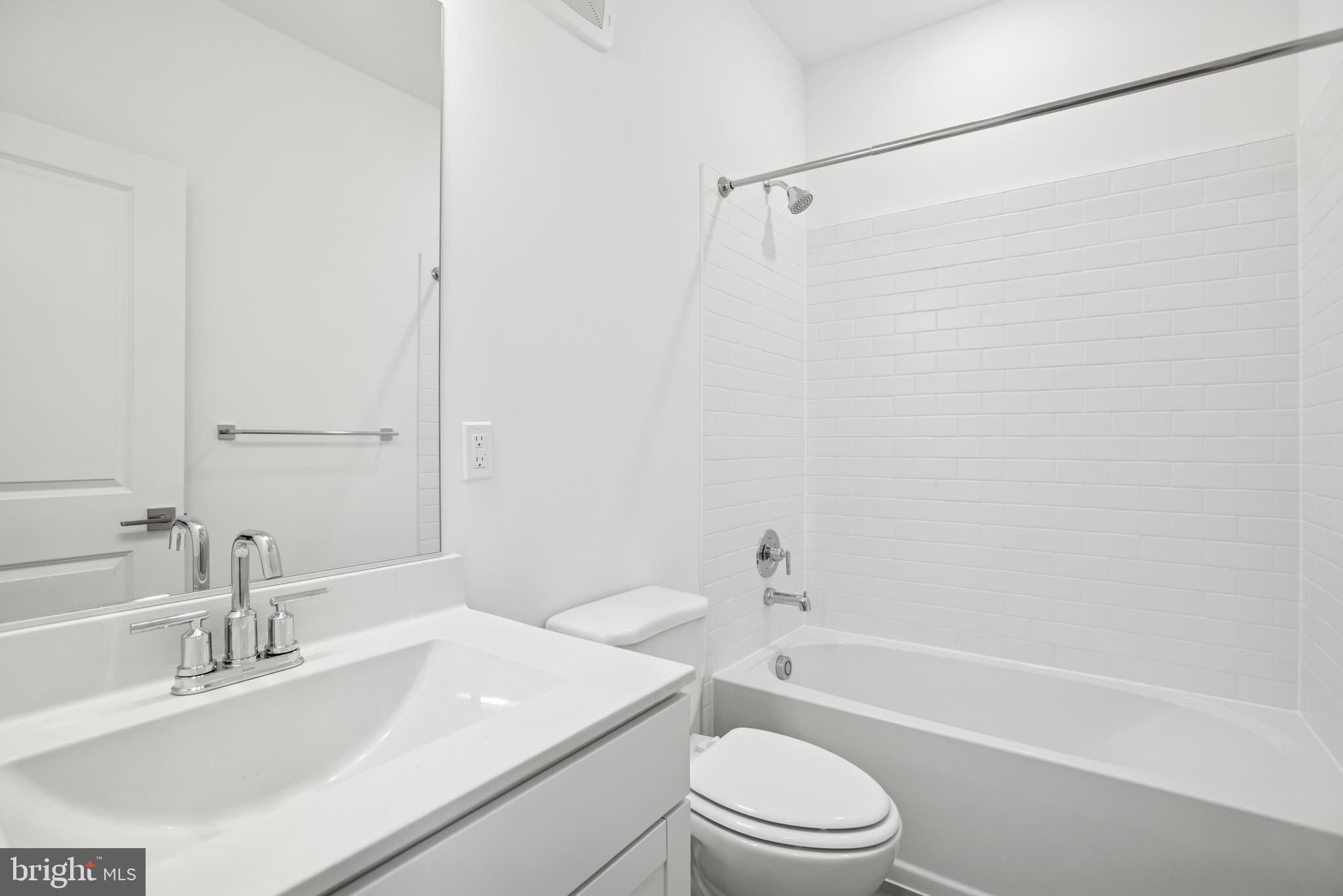 120 B Locke Street, Unit 2025 Baltimore, MD 21230 - Photo 14 of 31 a bathroom with a sink a toilet and a bathtub