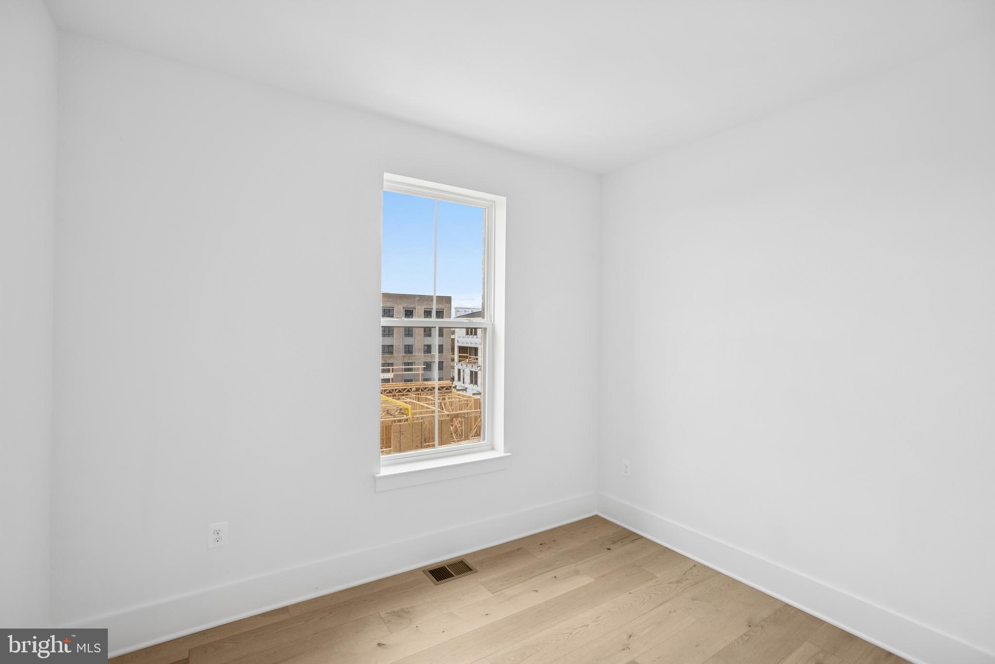 120 B Locke Street, Unit 2025 Baltimore, MD 21230 - Photo 5 of 31 an empty room with windows