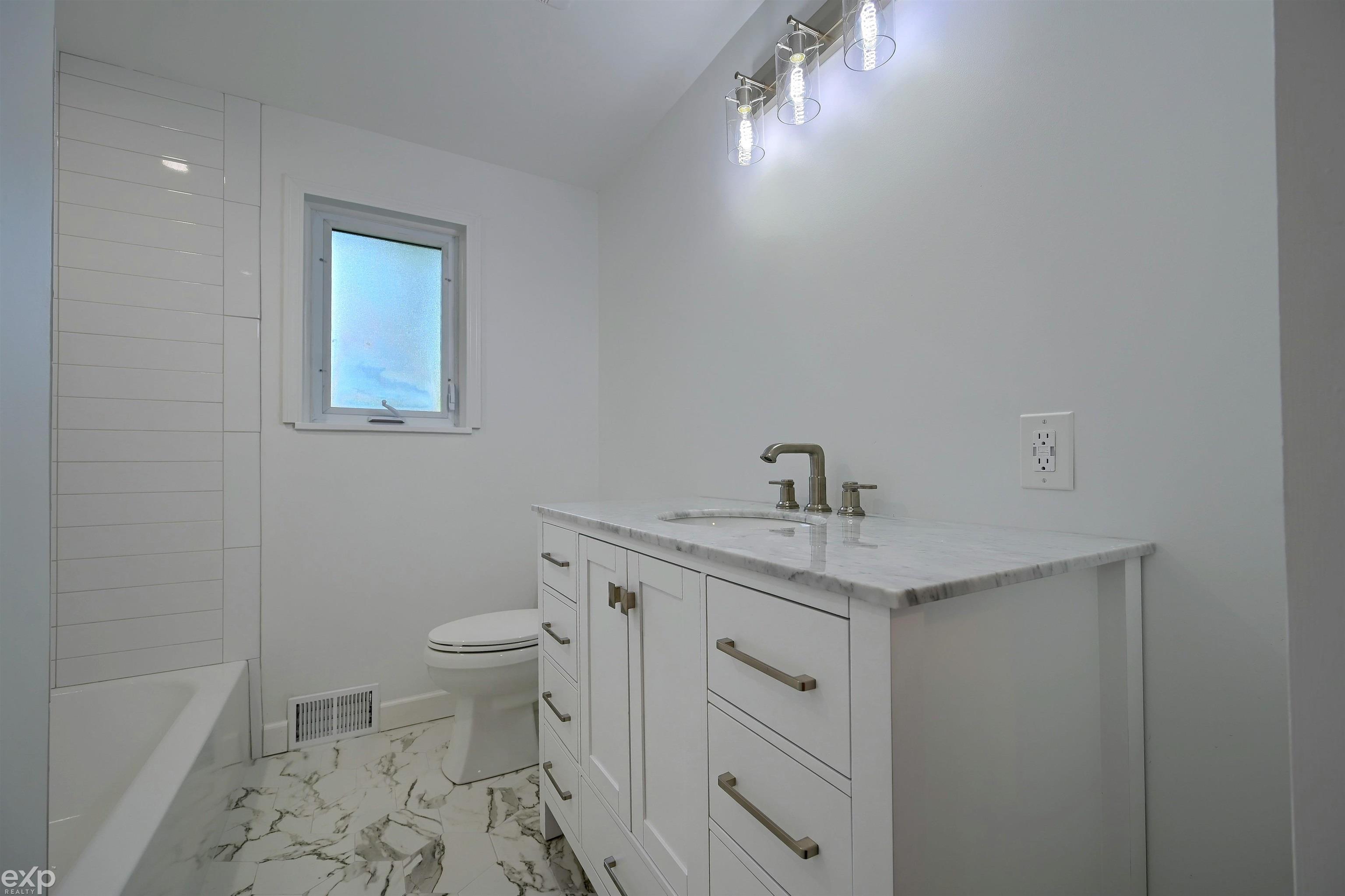 211 South Alice Avenue Rochester, MI 48307 - Photo 16 of 25 Main Bathroom