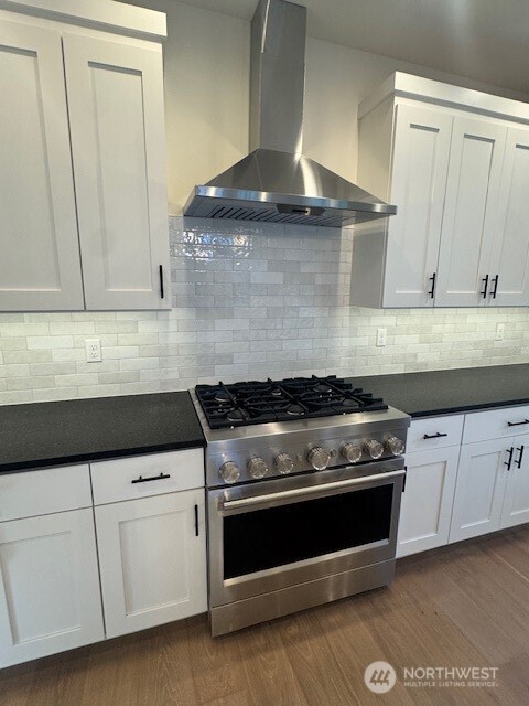 9207 Northeast 175th Street, Unit B Bothell, WA 98011 - Photo 11 of 33 a stove top oven sitting inside of a kitchen