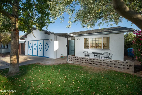a view of front of a house with a yard