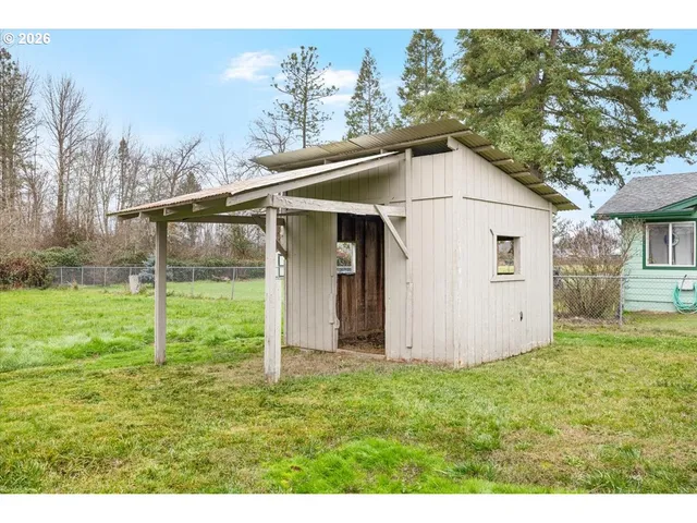 a view of a back yard