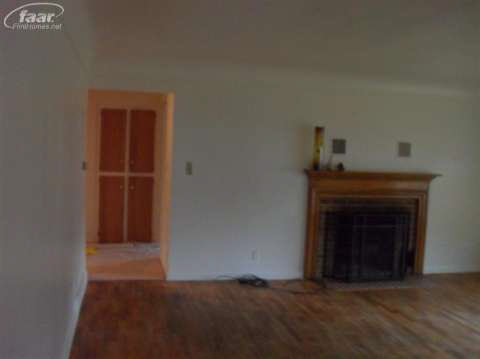 1093 East Hill Road Flint, MI 48507 - Photo 4 of 19 20385902-3.JPG