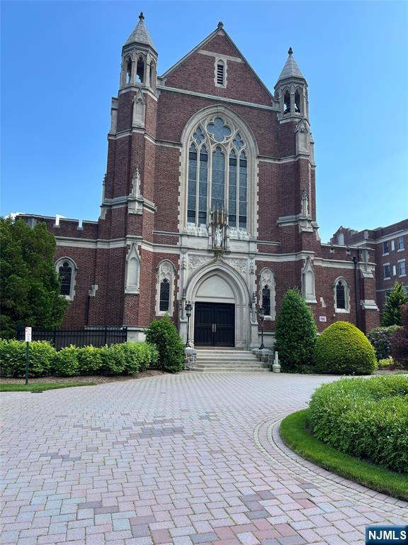 5401 Rio Vista Drive Mahwah, NJ 07430 - Photo 2 of 26 a front view of a house