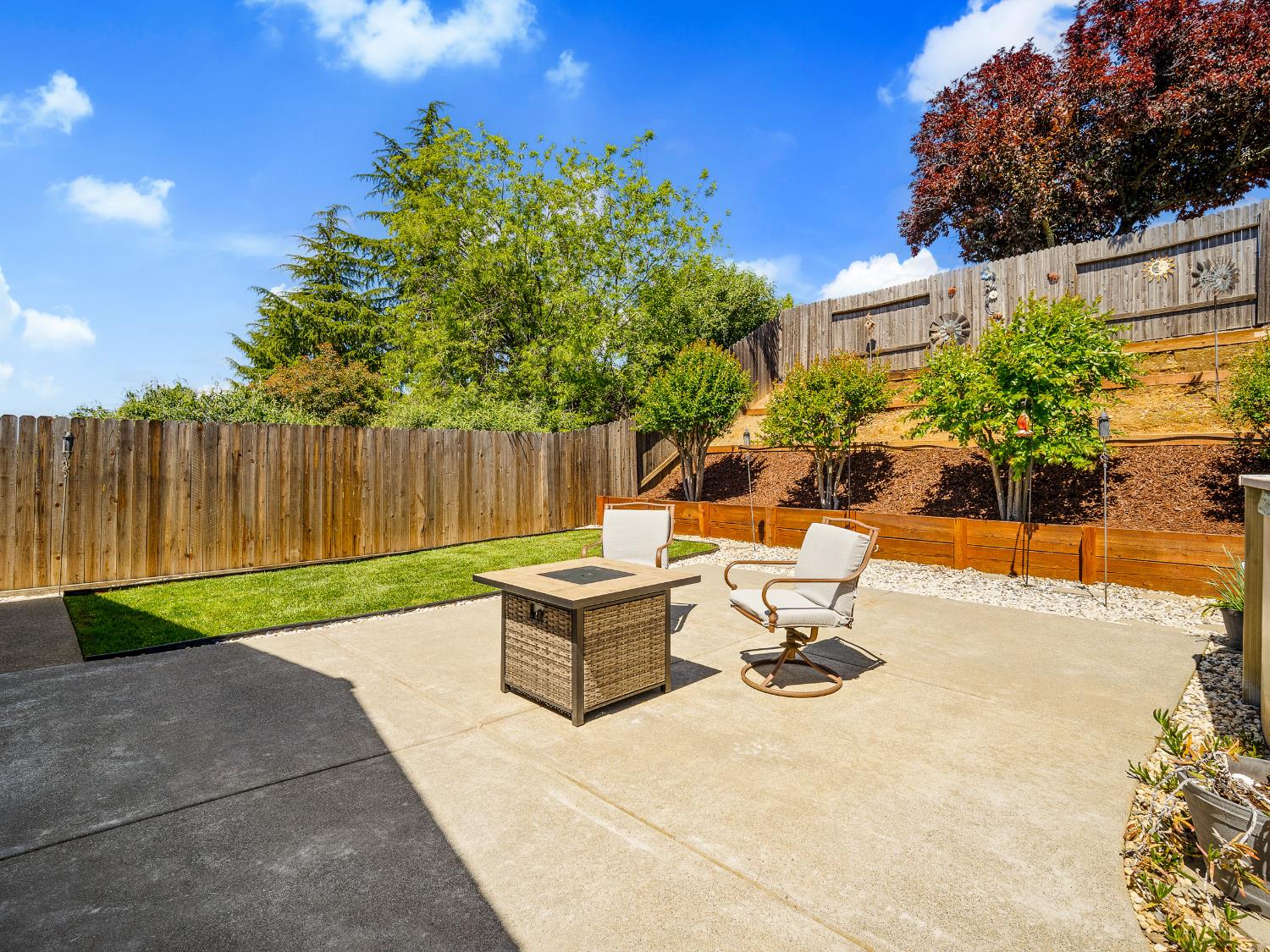 4914 Summit View Court El Dorado, CA 95623 - Photo 25 of 31 a view of a backyard with sitting area