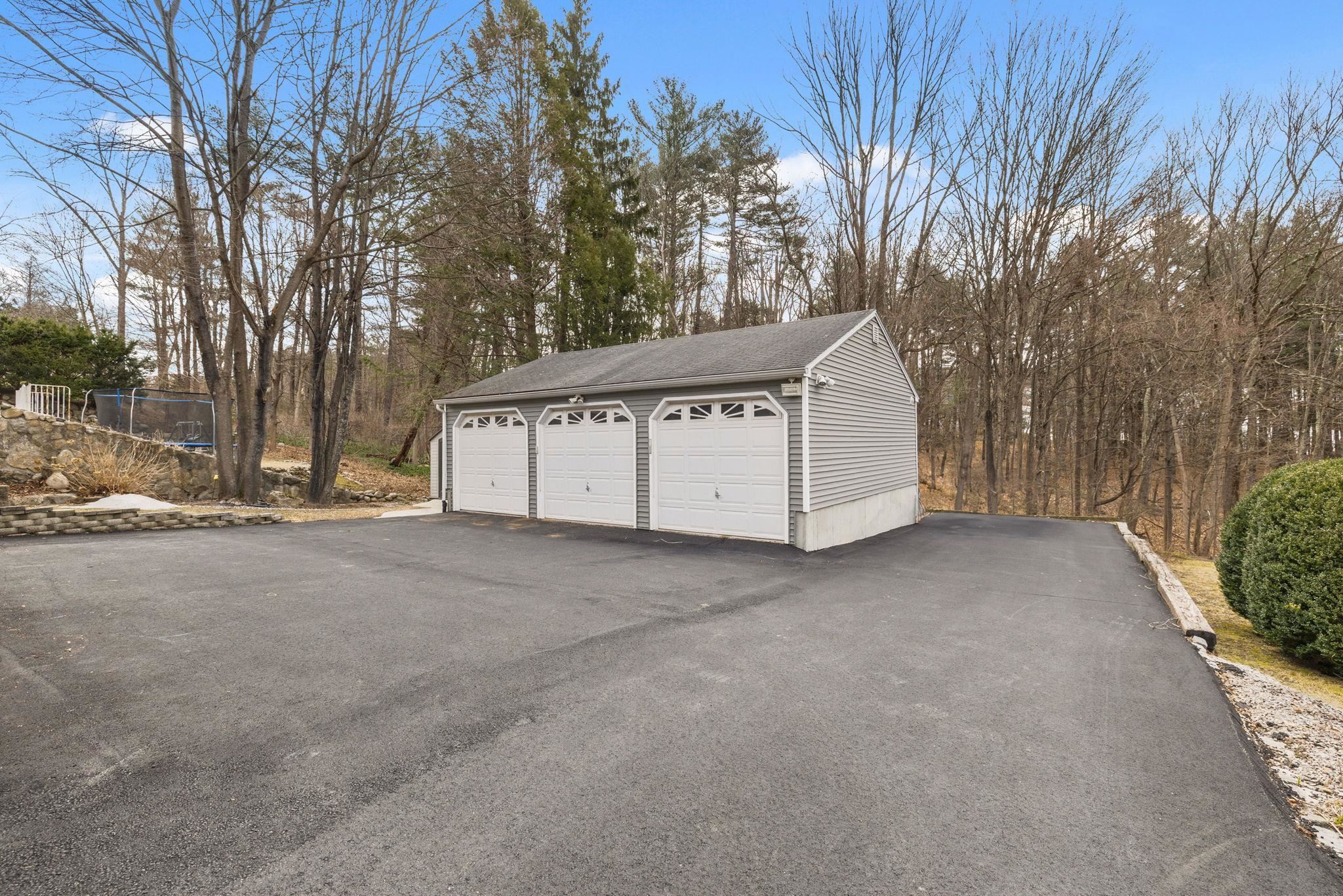 197 Kennard Road Manchester, NH 03104 - Photo 2 of 41
