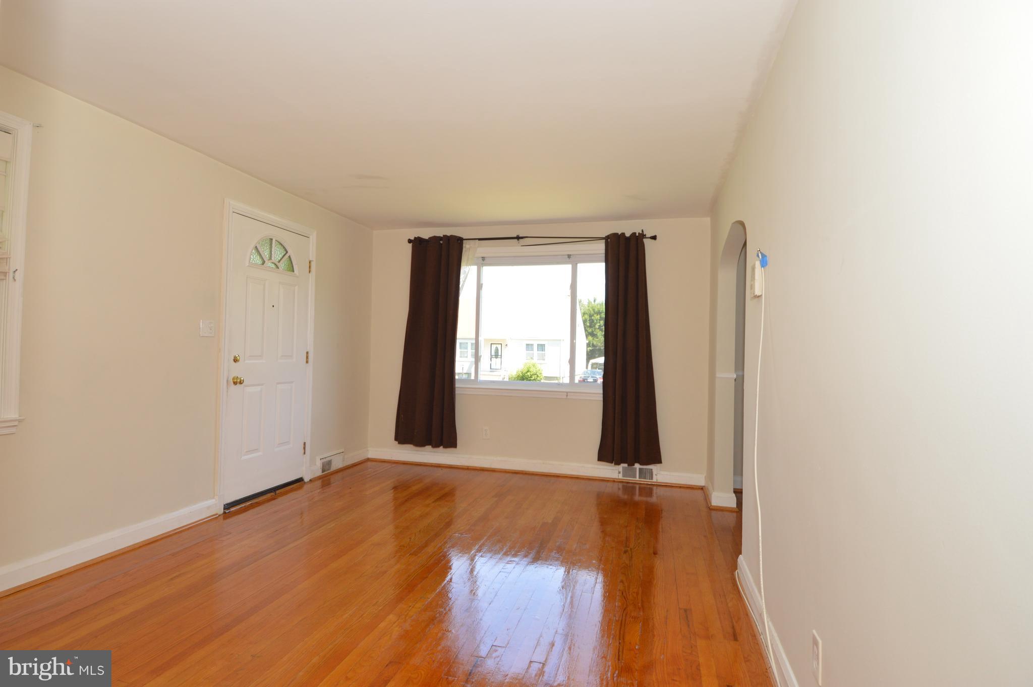 7111 Brompton Road Baltimore, MD 21207 - Photo 8 of 28 Living Room