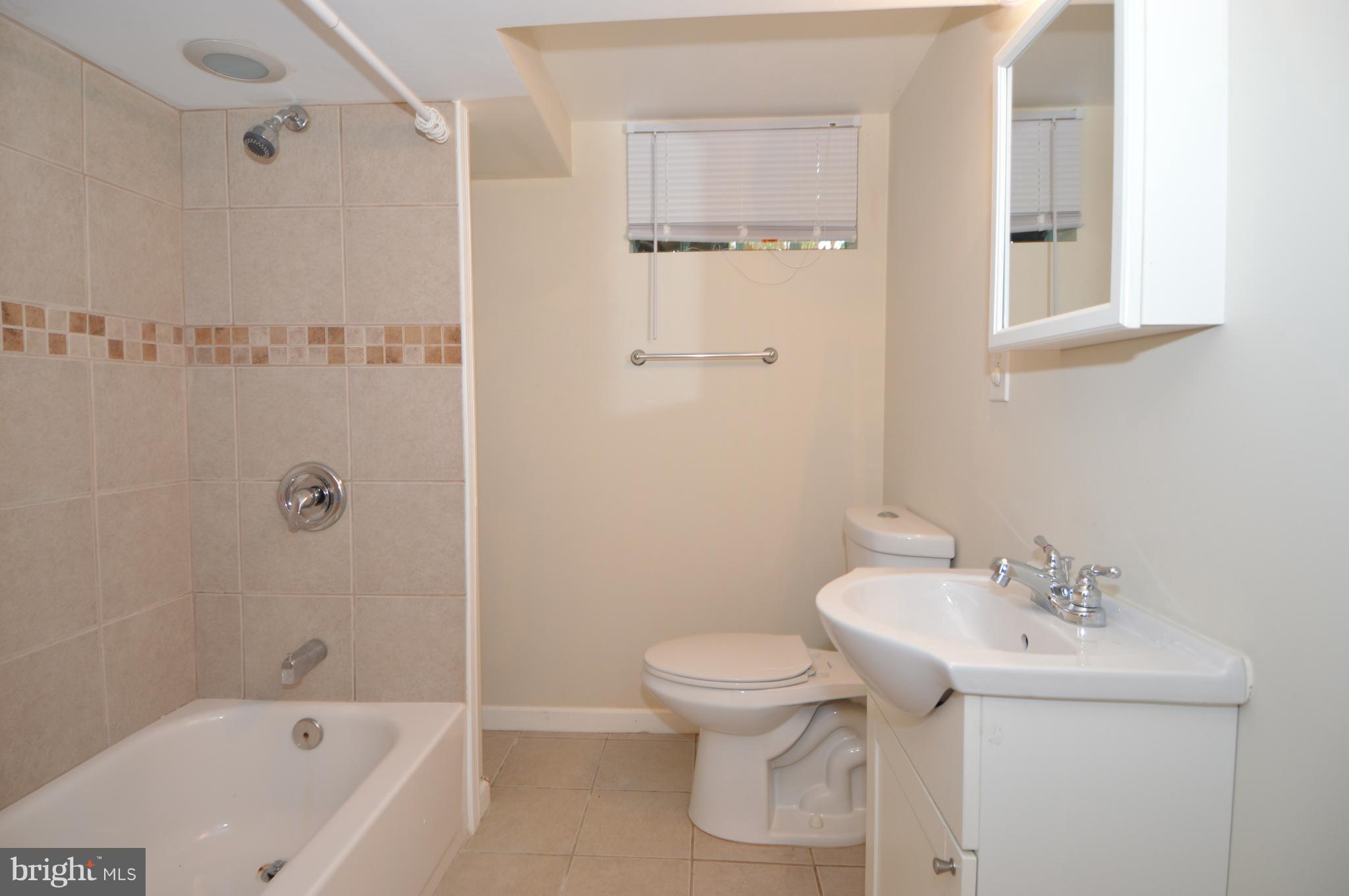 7111 Brompton Road Baltimore, MD 21207 - Photo 9 of 28 Bath